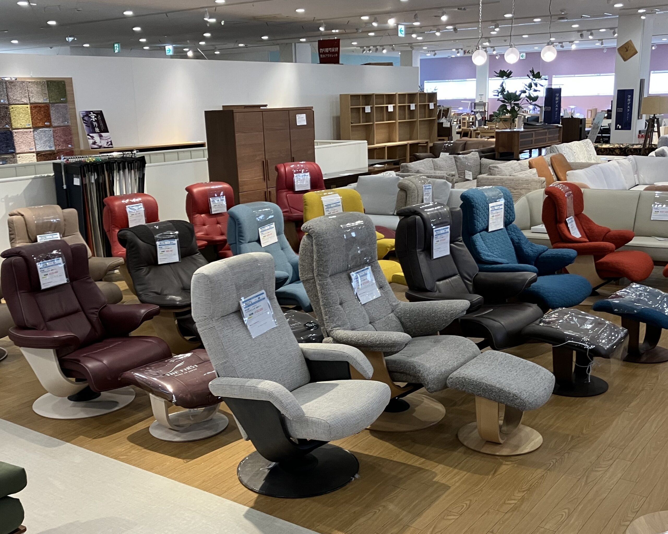 関西唯一のカリモク家具
アウトレット展示場