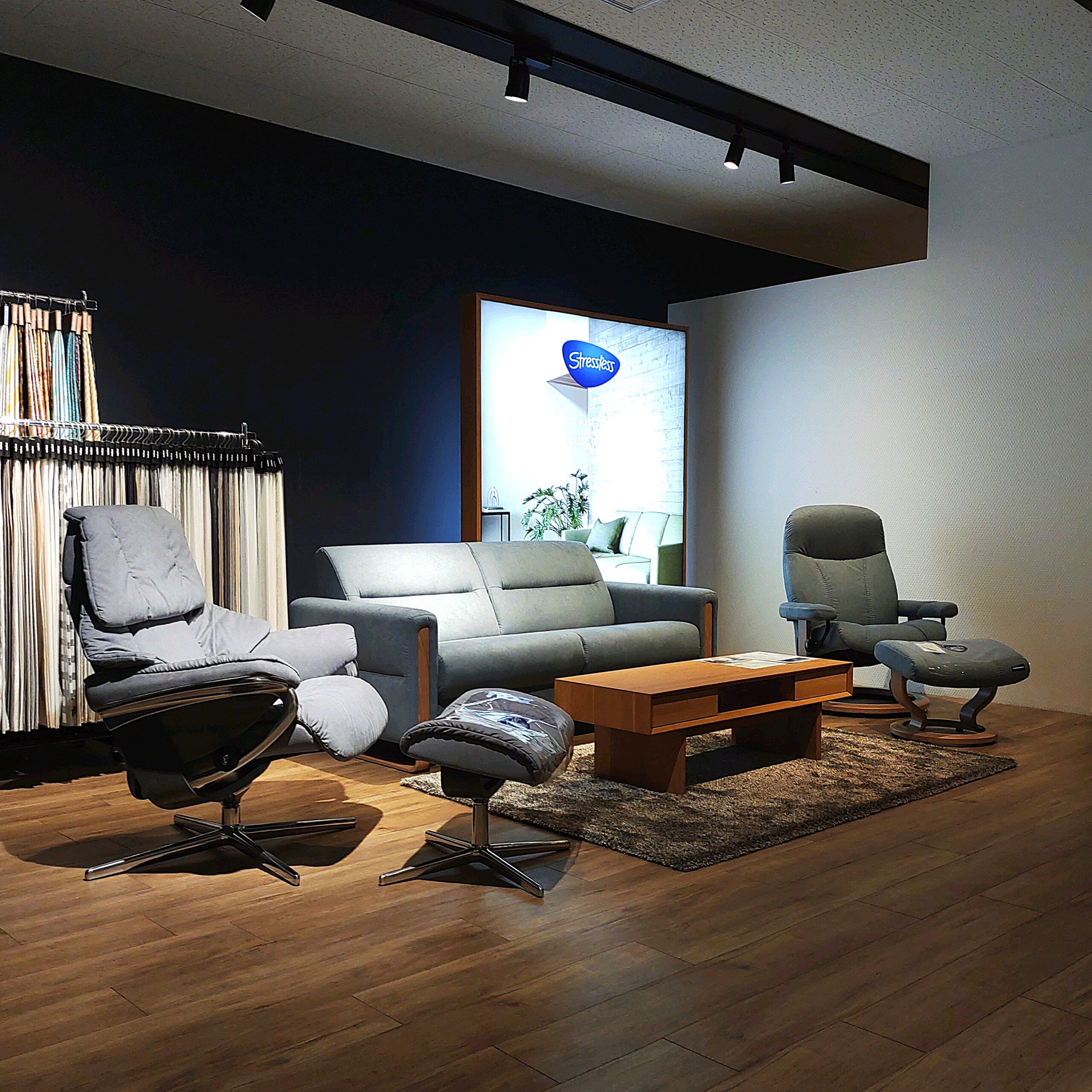 人気モデルを人工スウェードで張り込む